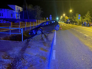 Samochód stojący w rowie