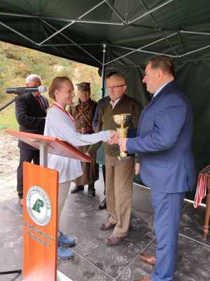 Kobieta odbierająca puchar