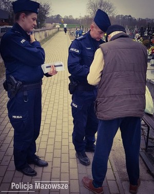 Wzmożone działania policji w okresie Wszystkich Świętych i Zaduszek na Mazowszu