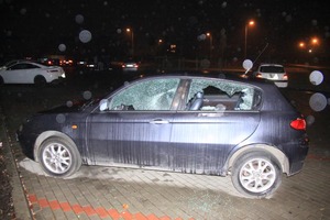 Uszkodzony samochód z przestrzelonymi szybami