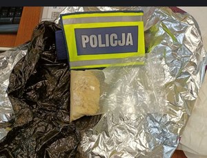 zdjęcie przedstawia worek strunowy z białą substancją