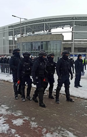 Umundurowani policjanci przed stadionem