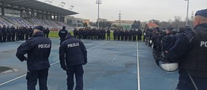 Umundurowani policjanci na stadionie