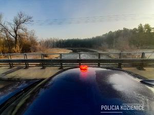 Chciał skoczyć z mostu. Uratowali go policjanci