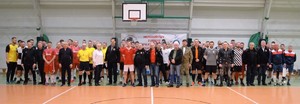 Osoby stojące w szeregu