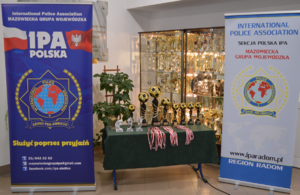 Stolik z pucharami i medalami