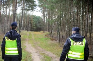 Umundurowani policjanci w lesie