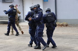 Umundurowani policjanci ćwiczący w terenie