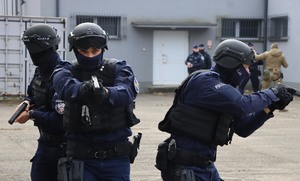 Umundurowani policjanci ćwiczący w terenie