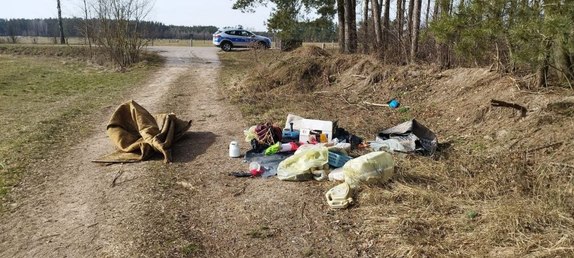 Wyrzuciła odpady do lasu-szybko została namierzona przez policjantów z Myszyńca