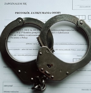Kajdanki leżące na aktach