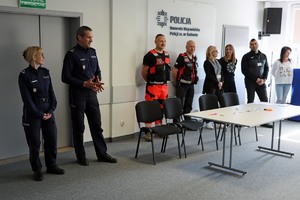 Umundurowani policjanci w sali wykładowej