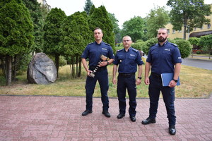 trzech umundurowanych policjantów