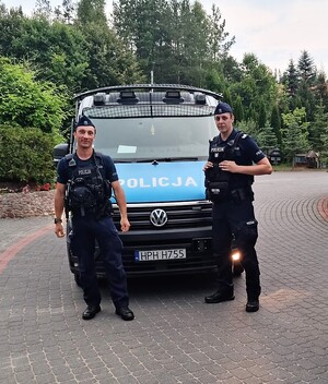 Policjanci, którzy uratowali 2 dzieci.
Od lewej: mł. asp. Łukasz Sarnicki, sierż. szt. Mateusz Bernal