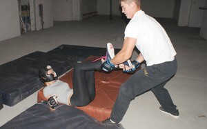 Symulacja napadu przez agresora  – taką formę przybrał egzamin uczestniczek kursu samoobrony