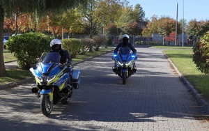 Dwaj policjanci na służbowych motocyklach.