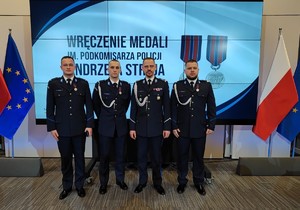 Mazowieccy funkcjonariusze z medalami im. podkom. Policji Andrzeja Struja