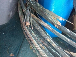 Mężczyźni są podejrzani o kradzież 80 metrów linii miedzianej