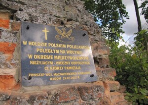 Policjanci odsłonili tablicę pamiątkową na grobach polskich policjantów na Wołyniu