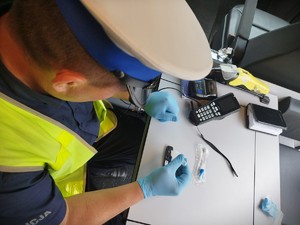 Policjant wykonuje test narkotesterem.