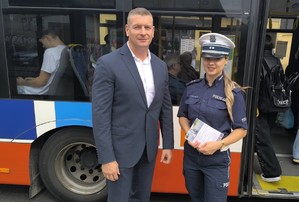 Od lewej: Robert Faryna - II zastępca dyrektora Miejskiego Zarządu Dróg i Komunikacji w Radomiu oraz podkom. Paulina Wołczyńska - Wydział Ruchu Drogowego KWP zs. w Radomiu