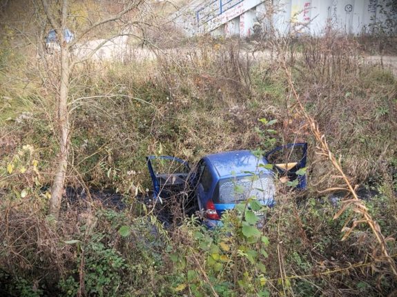 Kierowca Hondy stracił panowanie nad pojazdem i wjechał do rzeki.