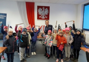 Dzieci otrzymały od policjantów odblaski