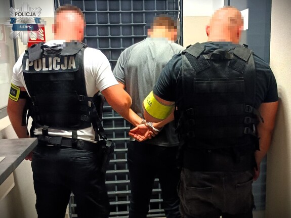 Zatrzymany nastolatek prowadzony przez dwóch policjantów.