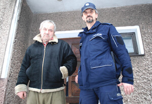 Asp. Mariusz Bulzacki z potrzebującym żyrardowianinem