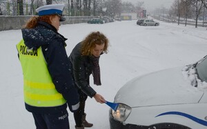 Mazowieccy policjanci przypominają o odśnieżaniu aut