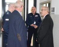 Na zdjęciu widać Komendanta Powiatowego Policji w Żyrardowie, Komendanta Komisariatu Policji w Mszczonowie oraz przedstawicieli brandenburskiej Policji podczas wizyty w nowym Komisariacie Policji w Mszczonowie