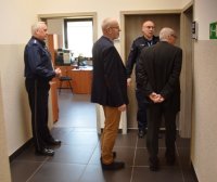 Na zdjęciu widać Komendanta Powiatowego Policji w Żyrardowie, Komendanta Komisariatu Policji w Mszczonowie oraz przedstawicieli brandenburskiej Policji podczas wizyty w nowym Komisariacie Policji w Mszczonowie