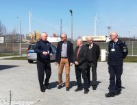 Na zdjęciu widać Komendanta Powiatowego Policji w Żyrardowie, Komendanta Komisariatu Policji w Mszczonowie oraz przedstawicieli brandenburskiej Policji podczas wizyty w nowym Komisariacie Policji w Mszczonowie