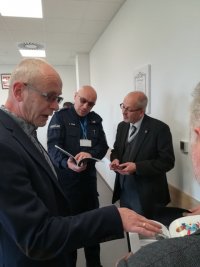 Na zdjęciu widać Komendanta Powiatowego Policji w Żyrardowie, Komendanta Komisariatu Policji w Mszczonowie oraz przedstawicieli brandenburskiej Policji podczas wizyty w nowym Komisariacie Policji w Mszczonowie