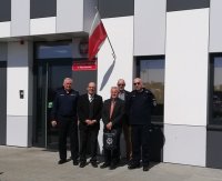 Na zdjęciu widać Komendanta Powiatowego Policji w Żyrardowie, Komendanta Komisariatu Policji w Mszczonowie oraz przedstawicieli brandenburskiej Policji podczas wizyty w nowym Komisariacie Policji w Mszczonowie