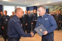 insp. Tomasz Michułka gratuluje nowemu zastępcy Komendanta Wojewódzkiego Policji zs. w Radomiu mł. insp. Dariuszowi Zarembie
