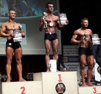 St. sierż. Patryk Błocki na podium wraz ze zwycięzcami