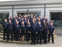 Umundurowani policjanci stojący na schodach