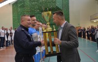 Policjanci odbierają puchar za udział w turnieju