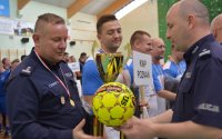 Policjanci odbierają puchar za udział w turnieju