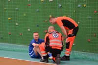 Policjanci ratownicy udzielający pomocy piłkarzowi