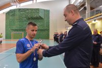 Policjanci odbierają nagrody za udział w turnieju