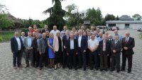 Nieumundurowani policjanci oraz pracownicy Policji stojący na placu