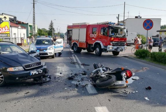 Rozbity samochód osobowy oraz motocykl