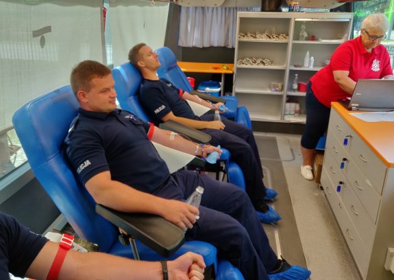 Umundurowani policjanci oddający krew