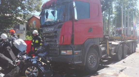Wypadek samochodu ciężarowego i osobowego