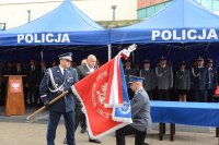 Zastępc Komendanta Głównego Policji nadinsp. Kamil Bracha podczas przekazania Sztandaru Komendantowi Powiatowemu Policji insp. Tomaszowi Cybulskiemu