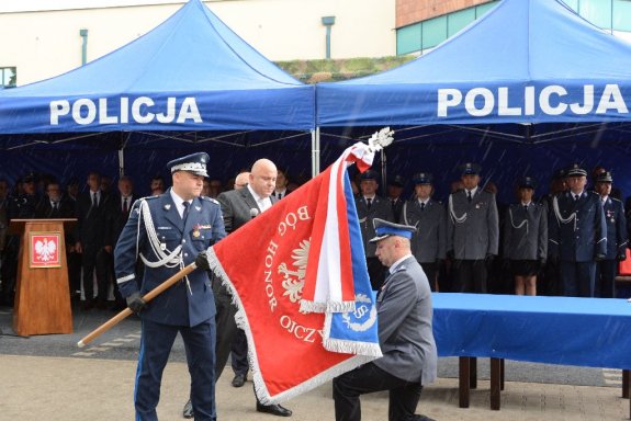 Zastępc Komendanta Głównego Policji nadinsp. Kamil Bracha podczas przekazania Sztandaru Komendantowi Powiatowemu Policji insp. Tomaszowi Cybulskiemu
