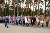 Zastępca Komendanta Głównego Policji nadinsp. Kamil Bracha podczas przywitania z pocztami sztandarowymi