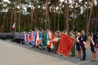 Prezentacja pocztów sztandarowych podczas podnoszenia flagi państwowej